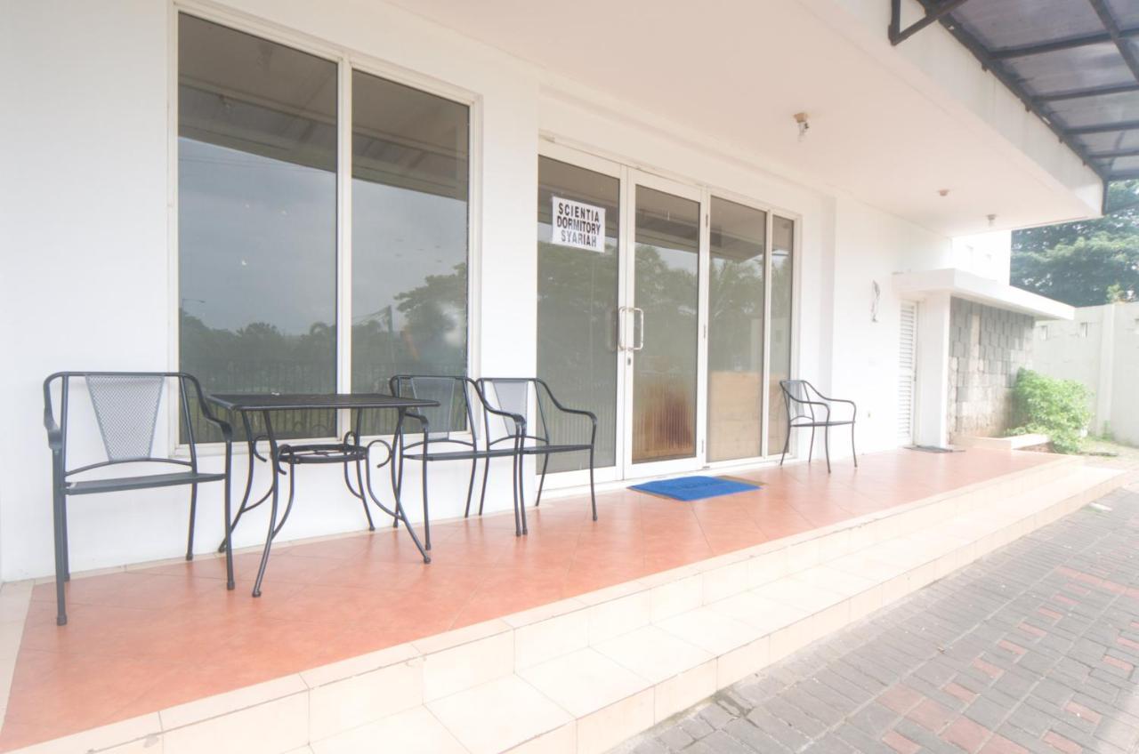Oyo 3049 Scientia Dormitory Syariah Tangerang Exterior photo