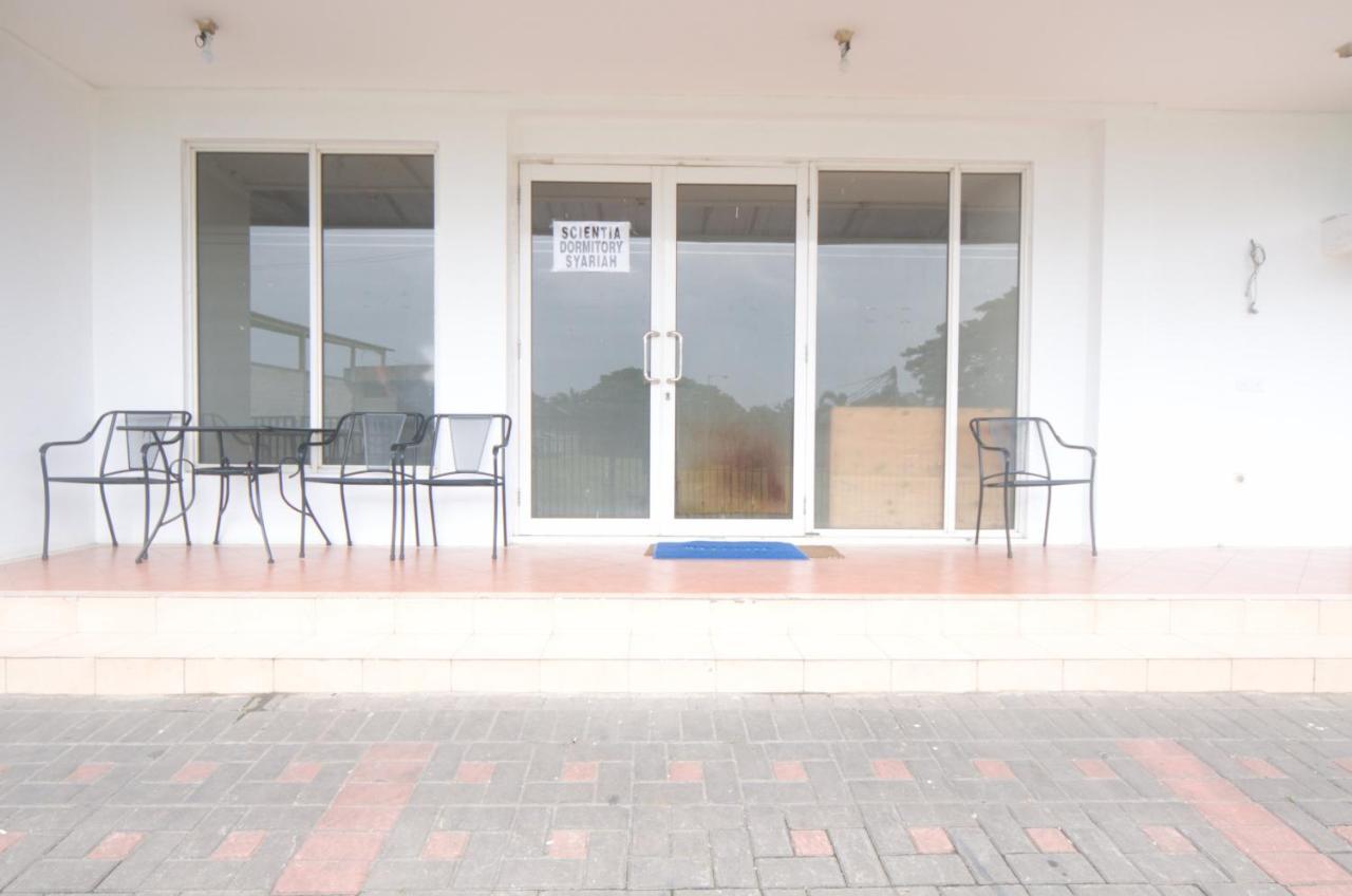 Oyo 3049 Scientia Dormitory Syariah Tangerang Exterior photo